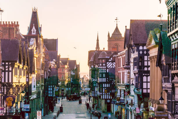 case tudor tradizionali lungo la strada eastgate nel centro di chester durante il tramonto, in inghilterra - residential structure chester england england sunset foto e immagini stock