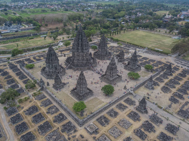 stein-arbeit legt rund um den prambanan tempel-ruinen in yogyakarta - prambanan temple stock-fotos und bilder