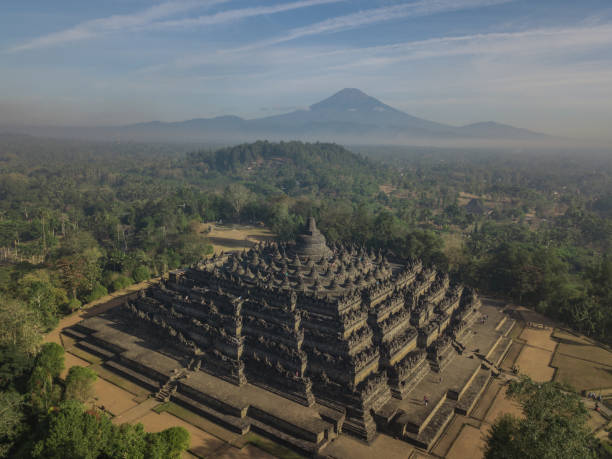 le temple de borobudur avec vue brumeuse de jungle et volcan par drone - borobudur ruins photos et images de collection