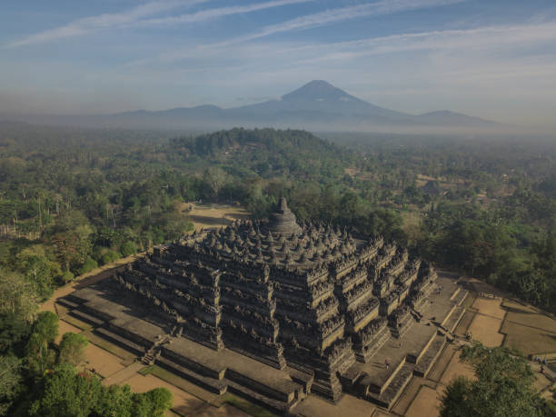 храм боробудур с туманными джунглями и видом на вулкан с помощью беспилотника - borobudur ruins стоковые фото и изображения