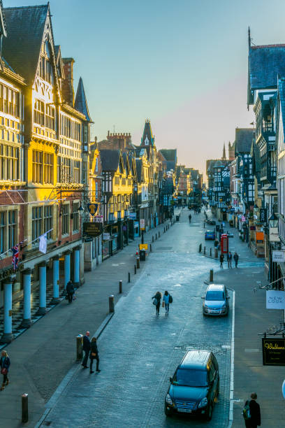 case tudor tradizionali lungo la strada eastgate nel centro di chester durante il tramonto, in inghilterra - residential structure chester england england sunset foto e immagini stock