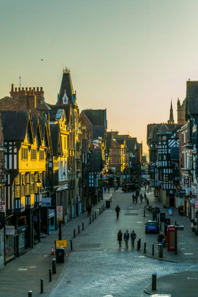 case tudor tradizionali lungo la strada eastgate nel centro di chester durante il tramonto, in inghilterra - residential structure chester england england sunset foto e immagini stock