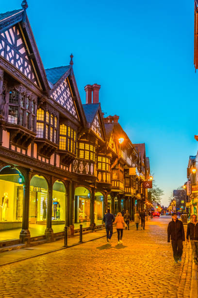 vista al tramonto delle tradizionali case tudor lungo la strada northgate nel centro di chester, in inghilterra - residential structure chester england england sunset foto e immagini stock