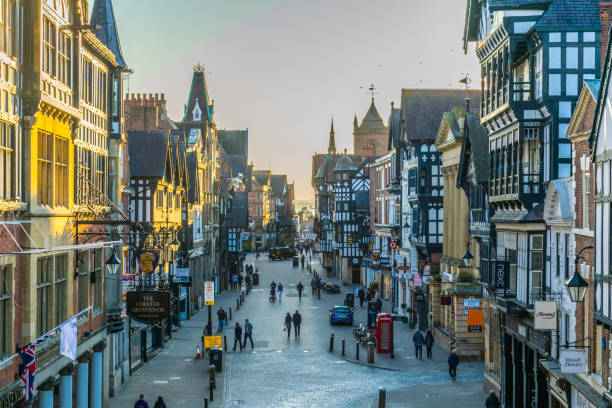 case tudor tradizionali lungo la strada eastgate nel centro di chester durante il tramonto, in inghilterra - residential structure chester england england sunset foto e immagini stock