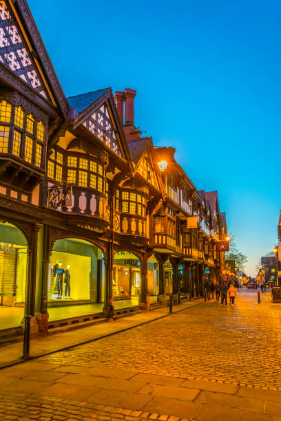 vista al tramonto delle tradizionali case tudor lungo la strada northgate nel centro di chester, in inghilterra - residential structure chester england england sunset foto e immagini stock