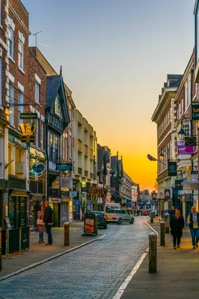 sunset view of traditional tudor houses alongside the bridge street in the central chester, england - mansion tudor style non urban scene residential structure imagens e fotografias de stock