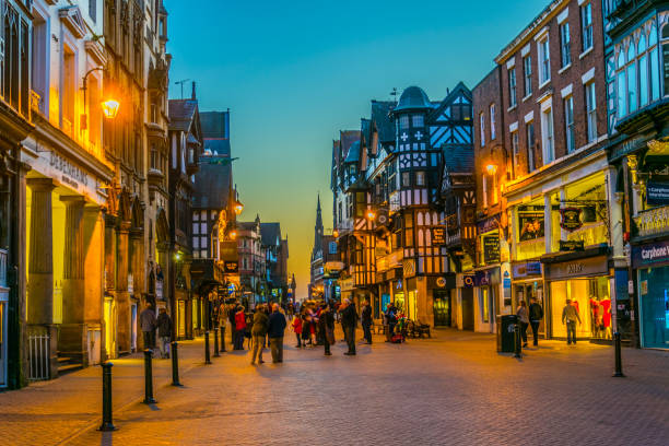 vista al tramonto delle tradizionali case tudor lungo la strada northgate nel centro di chester, in inghilterra - residential structure chester england england sunset foto e immagini stock