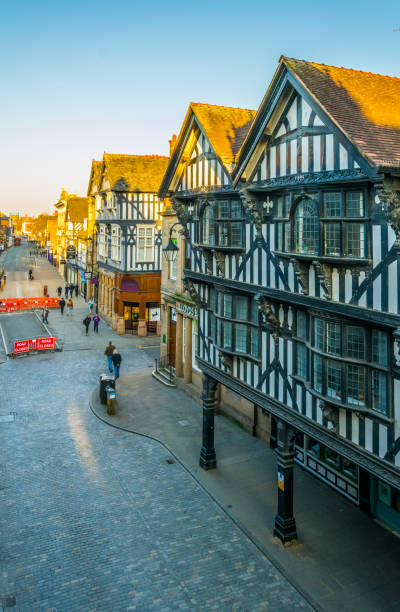 traditional tudor houses alongside the eastgate street in the central chester during sunset, england - mansion tudor style non urban scene residential structure imagens e fotografias de stock