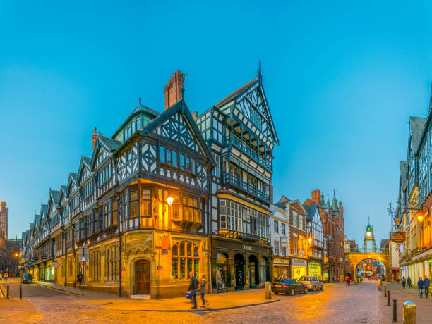 チェスター、イングランド中部、イースト ゲート通りと並んで伝統的なサンセット ビュー チューダーします。 - tudor style house timber window ストックフォトと画像