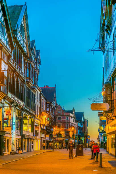 vista al tramonto delle tradizionali case tudor lungo la strada northgate nel centro di chester, in inghilterra - residential structure chester england england sunset foto e immagini stock