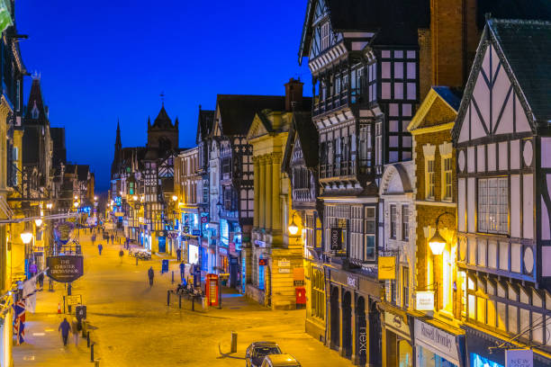 vista al tramonto delle tradizionali case tudor lungo la strada eastgate nel centro di chester, in inghilterra - residential structure chester england england sunset foto e immagini stock