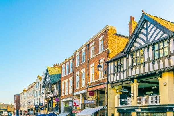 traditional tudor houses alongside the bridge street in the central chester, england - mansion tudor style non urban scene residential structure imagens e fotografias de stock