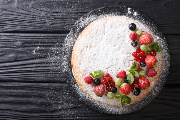 magnifique dessert : gâteau sandwich victoria décorée de petits fruits frais d’été et agrandi de menthe. vue de dessus horizontale - victoria sandwich photos et images de collection