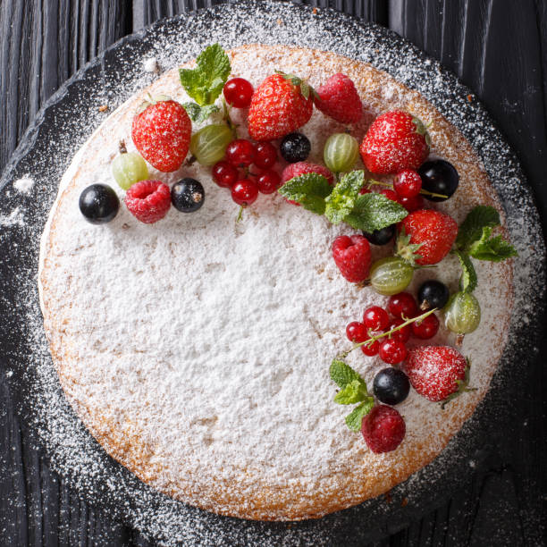 gâteau délicieux sandwich nu orné orné de petits fruits frais d’été et agrandi de menthe. vue de dessus d’en haut - victoria sandwich photos et images de collection