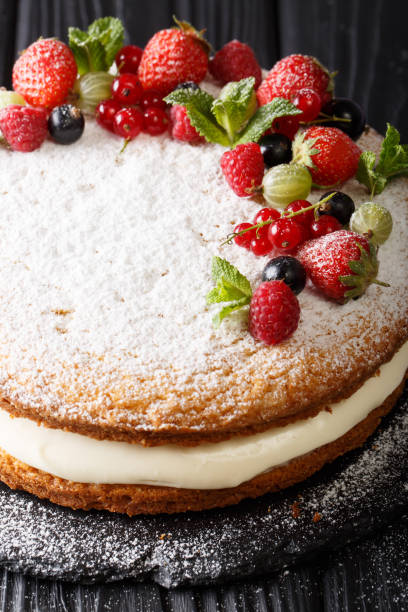 tradizionale torta sandwich victoria con bacche fresche e primo piano alla menta. verticale - victoria sponge foto e immagini stock