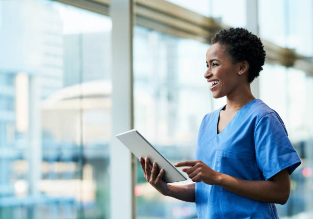 technology has really helped create a better healthcare experience - happy doctor imagens e fotografias de stock