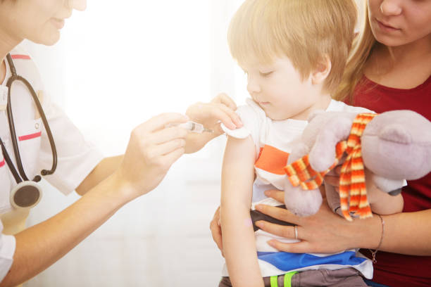 un medico che dà un'iniezione a un bambino a casa - chickenpox skin condition baby illness foto e immagini stock