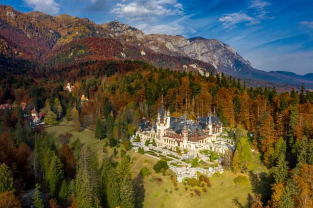 sinaia, rumanía - octubre de 2018: sinaia, romana, panorama de vista aérea del castillo de peles - sinaia fotografías e imágenes de stock