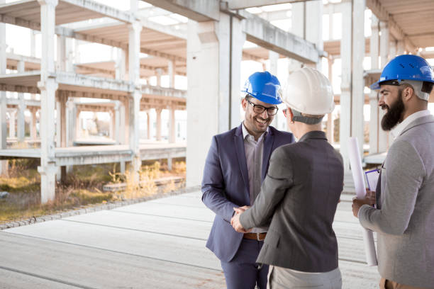 el director es demasiado feliz porque tiene un gran equipo de expertos. - construction construction site handshake built structure fotografías e imágenes de stock