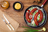 wurst-gebraten-in-einer-pfanne-mit-zwiebeln.jpg?b=1&s=170x170&k=20&c=aK9gy0P-Y4-imU12t1cd-T_NxPqmJAfH08vd0gNMzPk=