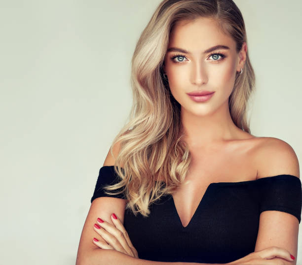 portret wspaniałej młodej kobiety z eleganckim makijażem i idealną złotą fryzurą. - sensuality blond hair women beauty zdjęcia i obrazy z banku zdjęć