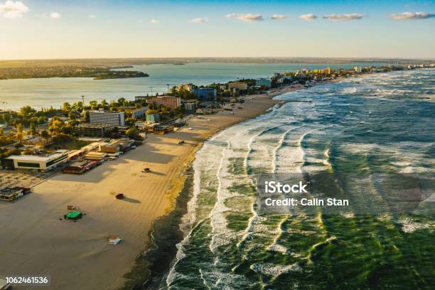 Costa Del Mar Negro Y Playa De Constanta Rumania Al Atardecer Foto de stock y más banco de imágenes de Rumanía