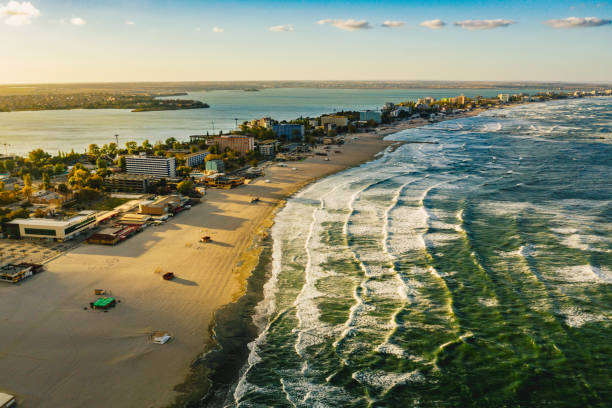 côte de la mer noire et de la plage de constanta, en roumanie, au coucher du soleil - roumanie photos et images de collection