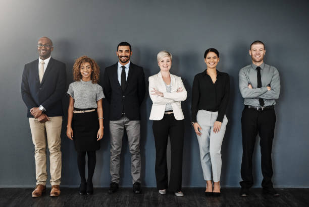 pronto para fazer o sucesso acontecer - people in a row in a row business office worker - fotografias e filmes do acervo