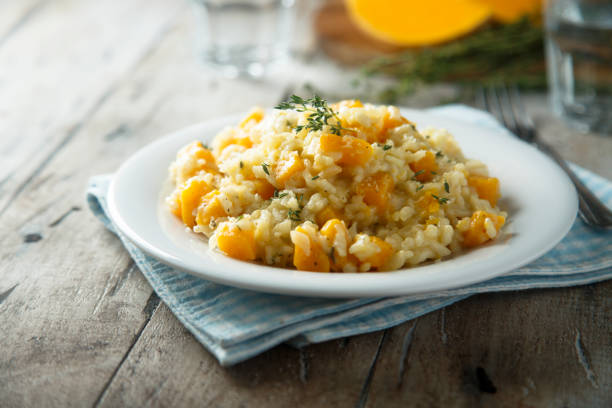 risotto de calabaza - arroz arborio fotografías e imágenes de stock
