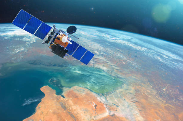 satellite de télécommunications spatiales en orbite basse autour de la terre. éléments de cette image fournie par la nasa. - tropical climate audio photos et images de collection