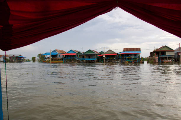 pueblo de agua, vista desde el barco, cerca de enchufe de kampong y el lago tonle sap - water sap fotografías e imágenes de stock