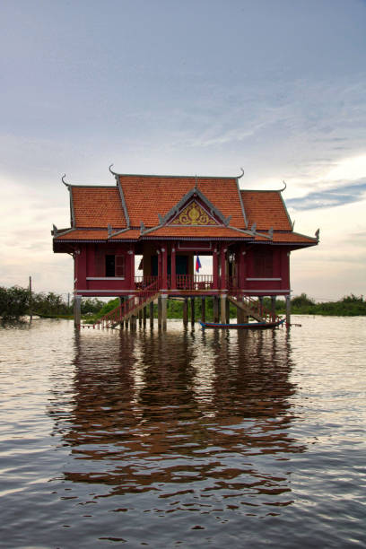 casa en el agua al atardecer en el pueblo de agua cerca de enchufe de kampong y el lago tonle sap - water sap fotografías e imágenes de stock