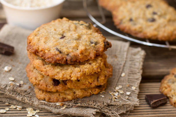 biscotti d'avena dolce con gocce di cioccolato - dessert sweet food snack cookie foto e immagini stock