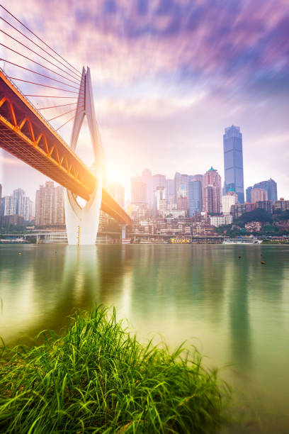 horizonte de chongqing ao pôr do sol - chongqing china bridge asia - fotografias e filmes do acervo