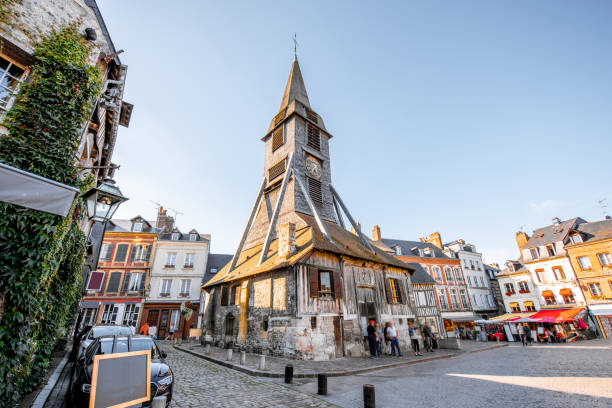 vecchia chiesa a honfleur, francia - catharine foto e immagini stock