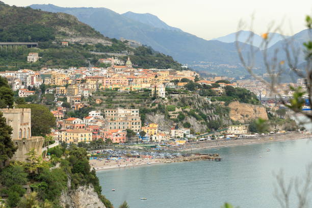 vista panoramica della città di vietri sul mare, costiera amalfitana, italia - vietri sul mare foto e immagini stock