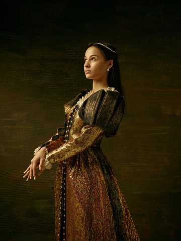Chica en vestido hermoso medieval photo