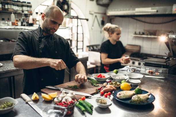 lavoro di squadra in cucina - food vegan food gourmet vegetarian food foto e immagini stock