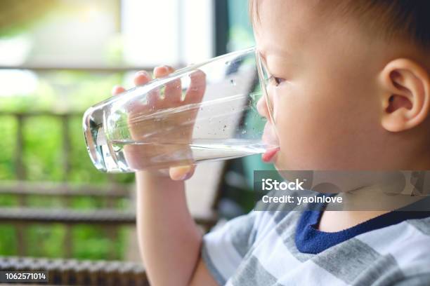 かわいいのどが渇いて少しアジア 2 歳幼児赤ちゃん男の子の子供を保持していると自分でコップの水を飲む - 飲料水のストックフォトや画像を多数ご用意 - 飲料水, 水, 赤ちゃん