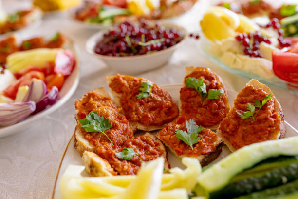 brunch gastronomico tradizionale rumeno fatto in casa - il formaggio di coltivatore foto e immagini stock