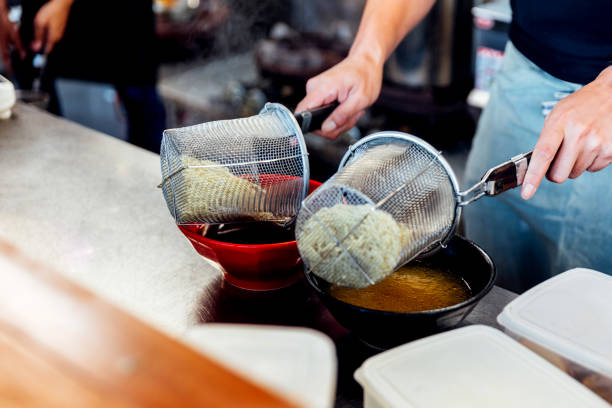 味噌・醤油のラーメンを作るためのスープでラーメンを沸騰のシェフ。 - ラーメン ストックフォトと画像
