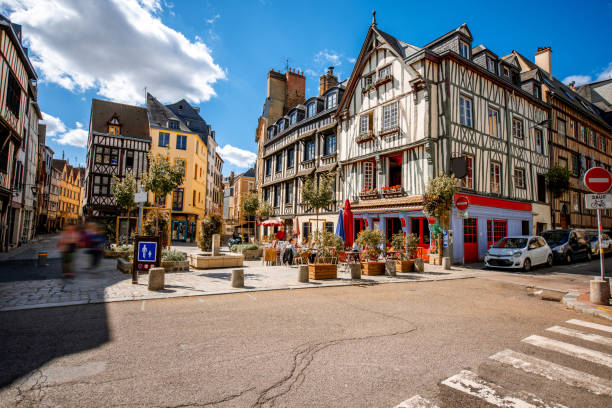 vista sulla strada nel centro storico di rouen, francia - normandia foto e immagini stock