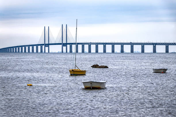 blick auf die berühmte öresundbrücke. die brücke ist eine kombinierte eisenbahn und autobahn - trelleborg stock-fotos und bilder