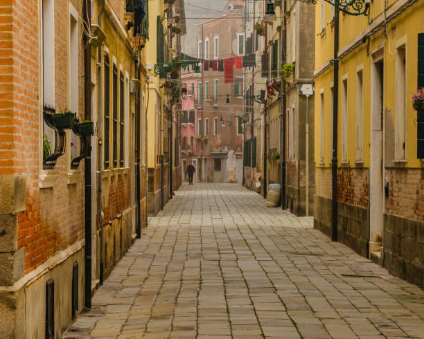 scena urbana venice street - photography urban scene venice italy veneto foto e immagini stock