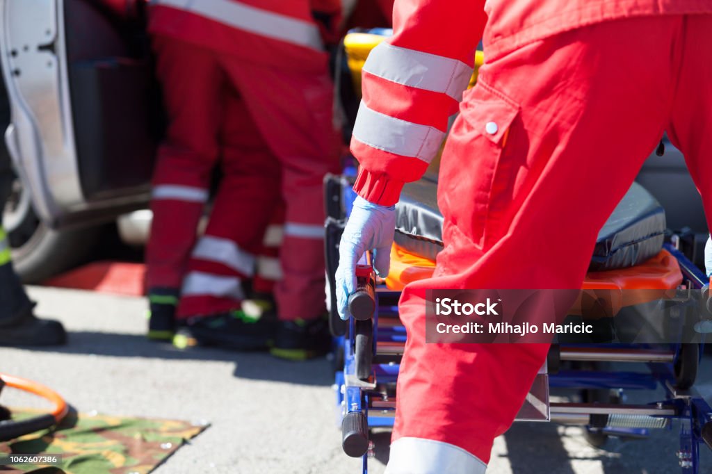 Paramedici in een reddingsactie na verkeersongeval - Royalty-free Ambulance Stockfoto
