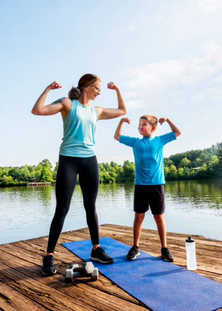 mère et fils fitness - child human muscle flexing muscles little boys photos et images de collection