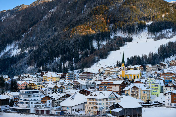 ischgl bei einbruch der dunkelheit, blick vom hügel - dolomites ski lift winter ski track stock-fotos und bilder