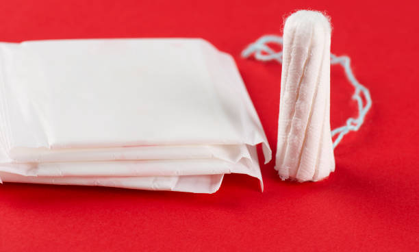 тампон с прокладками - tampon healthcare and medicine menstruation indoors стоковые фото и изображения
