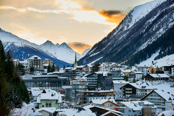 ischgl с наступлением темноты, вид с вершины холма - austria mountain peak mountain panoramic стоковые фото и изображения