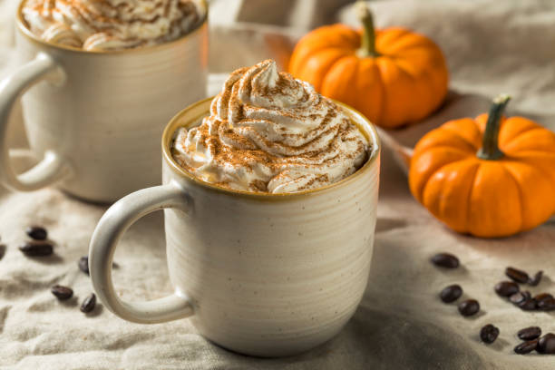 doux automne pumpkin spice latte café - coffee pumpkin latté autumn photos et images de collection